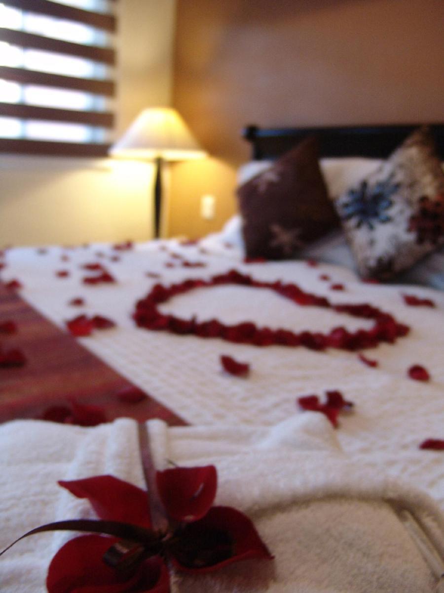 Casa Del Tio Hotel Boutique San Miguel de Allende Bilik gambar A bed decorated with rose petals