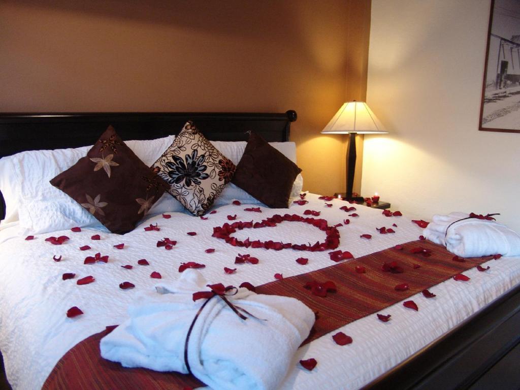 Casa Del Tio Hotel Boutique San Miguel de Allende Bilik gambar A bed with rose petals